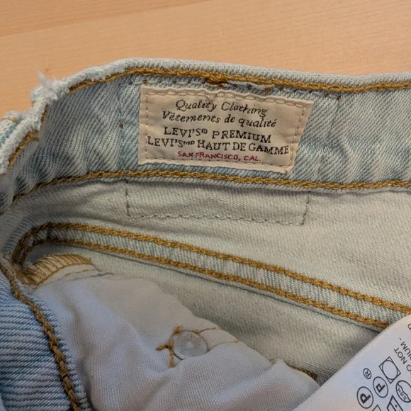 Distressed Levi's jean - Picture 7 of 9